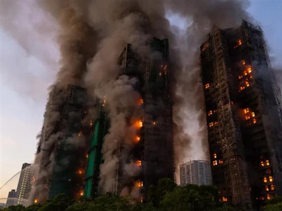 Расте бројот на жртвите во огромниот пожар во станбен комплекс во Хонг Конг (ВИДЕО)