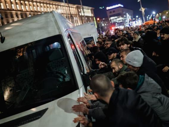 Хаос во Софија: Илјадници на протест, формираа жив ѕид околу парламентот (ВИДЕО) 