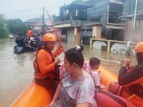 Најмалку 29 лица загинаа во свлечишта и поплави во Индонезија 