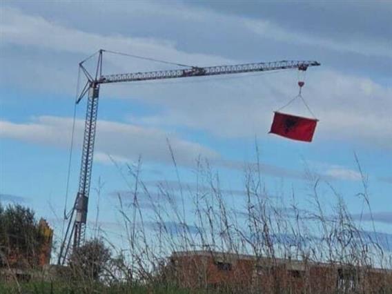 Хрватски медиуми: На кран во Истра поставено албанско знаме, жителите со остра реакција