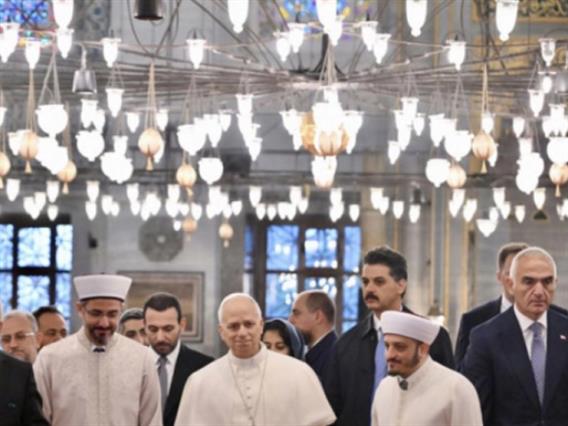 Папата Лав Четиринаесетти ја посети Сината џамија во Истанбул