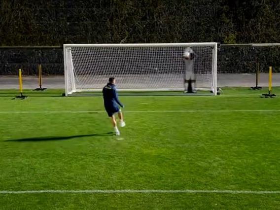 Видео: Роналдо против несовладаниот голман-робот