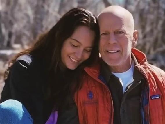 Ема Вилис ја открива празничната реалност: Деменцијата не ги брише насмевките