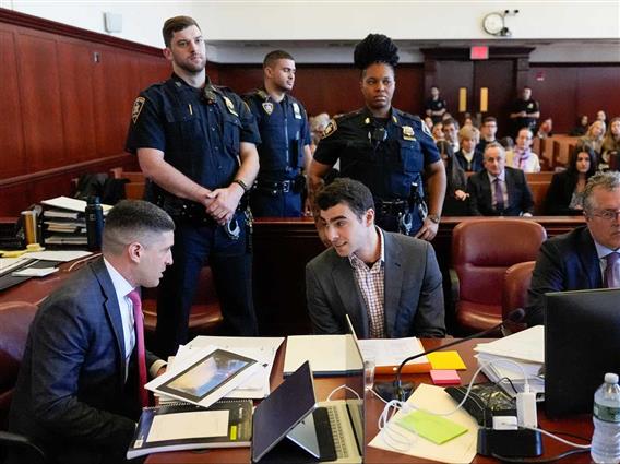 Почнаа клучните рочишта во судењето на „убиецот со насмевка“, кој го уби моќниот директор во Њујорк (ВИДЕО)