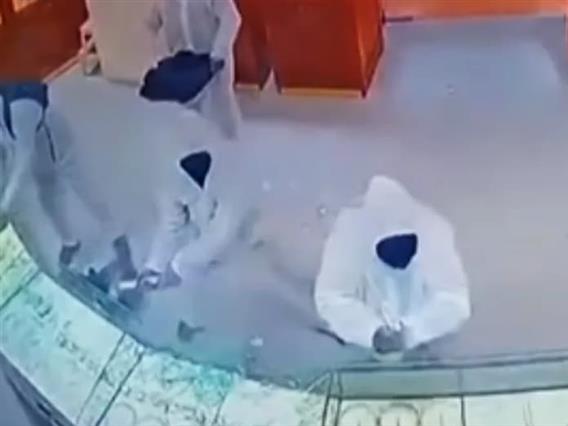 Филмски грабеж на златарница- крадци со секири скршиле сѐ и за неколку секунди го однеле накитот (ВИДЕО)