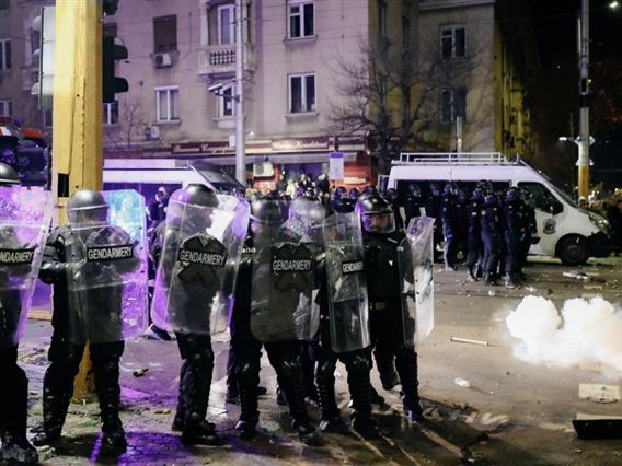 Протести во Бугарија поради предлог буџетот за 2026, судири со полицијата во Софија