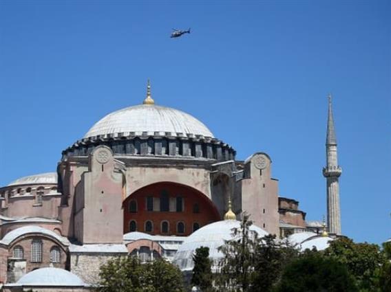 Грци заиграа пред Света Софија во Истанбул- Турците со жестока реакција: Ова е политичка провокација (ВИДЕО)