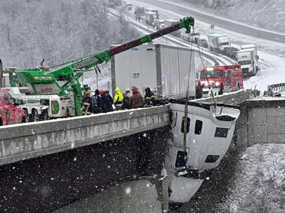 Возач на камион виси на 30 метри височина- чекал пет часа за да се случи чудо среде снежна бура (ВИДЕО)