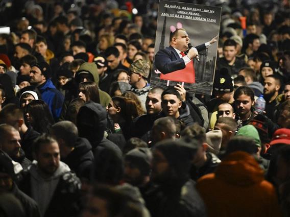 Насилни протести низ Бугарија: Предлог-буџетот е повлечен, но притисокот за предвремени избори продолжува