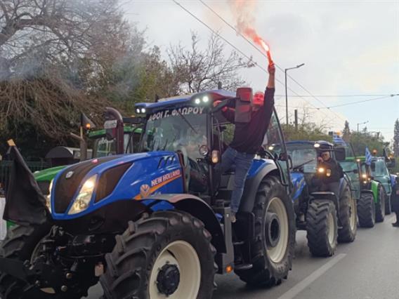 Грчките земјоделци повторно го затворија граничниот премин Евзони, можни блокади и на Меџитлија