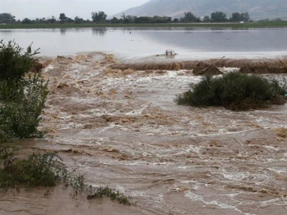 Катастрофални поплави во Грција, жителите на покриви чекаат спас (ВИДЕО)