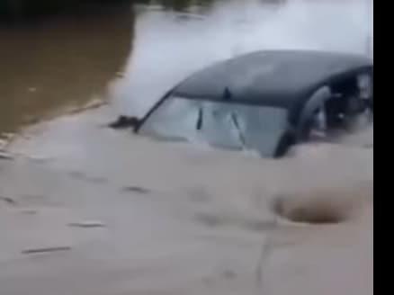 Поплави во Грција, а допрва се очекуваат силни врнежи- ќе ја зафатат и јужна и југоисточна Македонија (ВИДЕО)