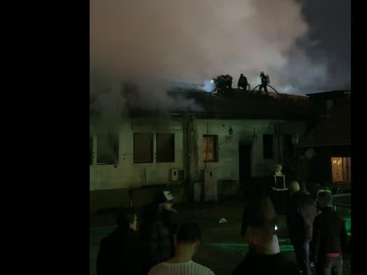 Гори напуштен објект во Старата скопска чаршија (ВИДЕО)