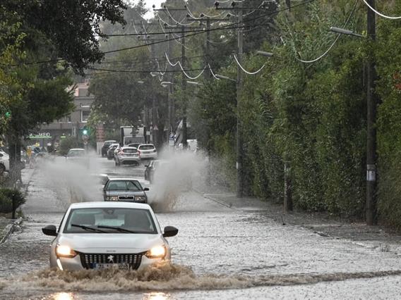 Затворени училиштата во Атина поради невремето „Бајрон“ - предизвика сериозни проблеми и поплави