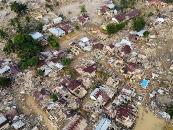 Бројот на жртвите од поплавите на Суматра достигнаа 867, војската ја засили помошта 