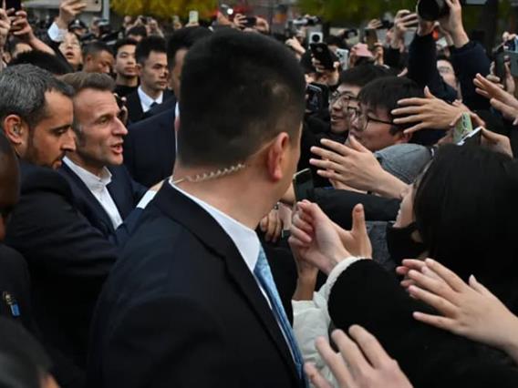 Макрон бега од обезбедувањето, тие го бркаат- хаос на државната посета во Кина (ВИДЕО)