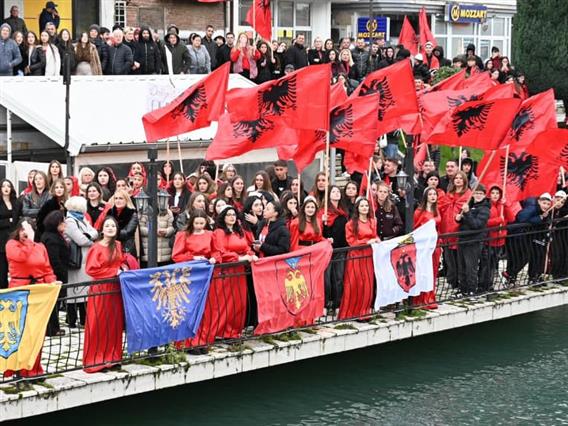 Поведена прекршочна постапка против градоначалникот на Струга за неупотреба на државното знаме