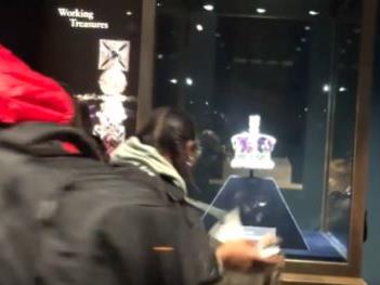 Видео: Хулигани фрлија пудинг врз витрината со кралската круна во Лондонската кула