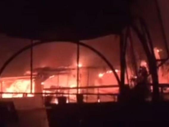 Видео: Најмалку 25 загинати во пожар во ноќен клуб во Индија