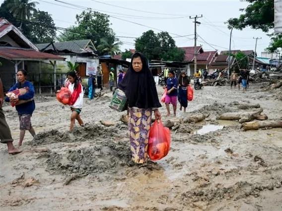 Речиси 1.000 загинати, еден милион раселени лица во поплавите во Индонезија