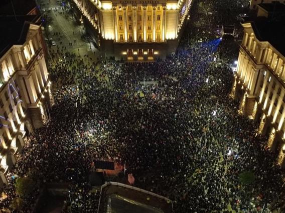 Десетици илјади на протест во Софија: Оставка! Пеевски и Борисов надвор од власта!“ (ВИДЕО)