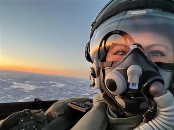 Идната кралица на Шведска во борбен авион- заврши воена обука летајчи на „Грипен“ (ВИДЕО)