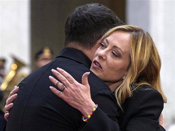 Пред камери прегратки, зад сцената тешки зборови меѓу Мелони и Зеленски