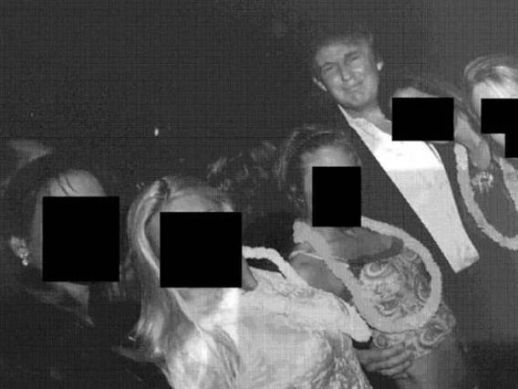 „Трамп кондом за 4,5 долари“- се појавија нови снимки од имотот на Епштајн со Клинтон, Гејтс, Бренсон... (ФОТО)