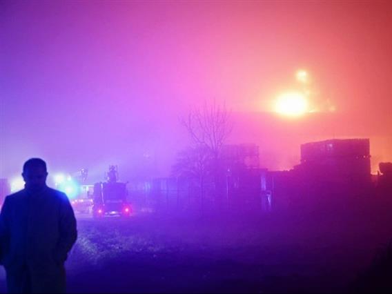 Голем пожар во Хрватска: Гори фабрика со опасни материи, на жителите цела ноќ им стигнувале пораки со предупредување 