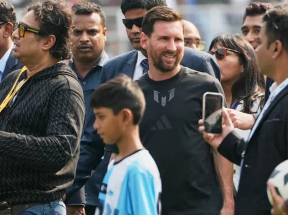 Лионел Меси предизвика невиден хаос во Индија- бесни навивачи го демолираа стадионот (ВИДЕО)