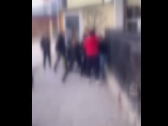 Масовна тепачка во училиште во Сарај: Едно дете е тешко повредено (ВИДЕО) 