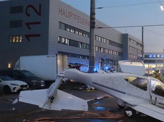 Авион принудно слета во центарот на Манхајм, повредени три лица (ВИДЕО)