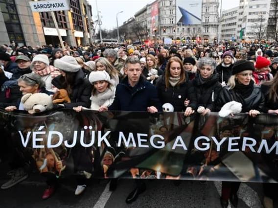 Илјадници Унгарци на протест пред канцеларијата на Орбан- бараат негова оставка