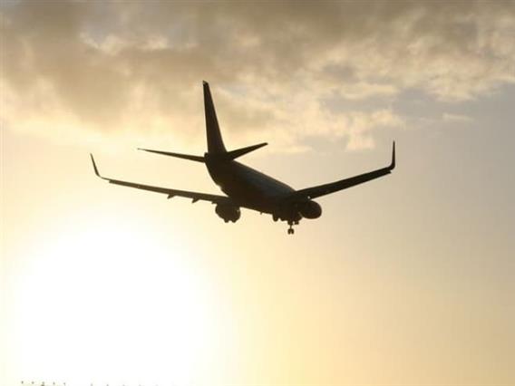 Драма во авион: Морал итно да се врати на аеродромот, пилотот го испуштил горивото врз град (ВИДЕО)