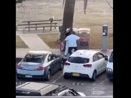 Храбар минувач му ја грабна пушката на напаѓачот од Сиднеј и ја впери во него (ВИДЕО)