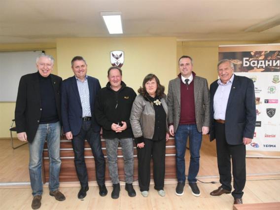 Кум за Бадник е бизнисменот Зоран Кондратенко, а здравичар - музичарот Јаков Дренковски