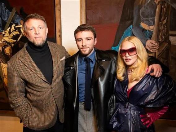 Фото: Мадона и Гај Ричи позираат со синот за прв пат по разводот во 2008 година