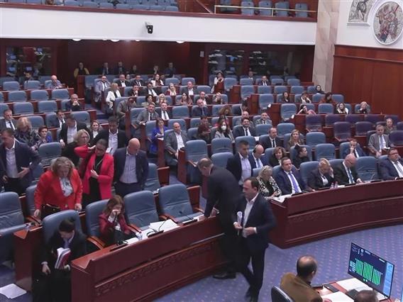 Пратениците од СДСМ ја напуштија денешната седница откако мнозинството ја прифати резолуција против мигрантите