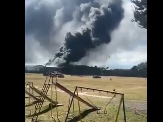 Авион  се обидел да слета, па удрил во складиште- загинаа сите патници, меѓу кои и три деца (ВИДЕО)