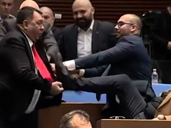 Хаос во бугарскиот парламент: Пратеници се степаа среде седница