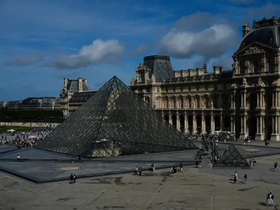 Лувр е затворен среде штрајк- вработените бараат плати и подобри услови по грабежот на накит