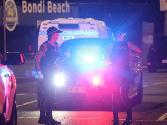 Седум мажи со идеолошки врски со таткото и синот од Бонди уапсени во предградие на Сиднеј