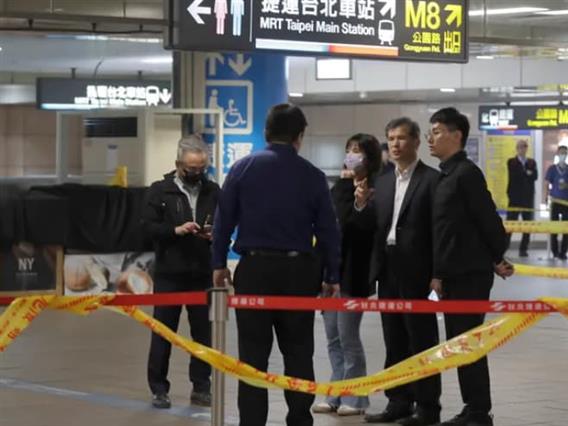 Најмалку тројца загинати, деветмина повредени во напад со нож во Тајпеј- претходно фрлил димна бомба (ВИДЕО)