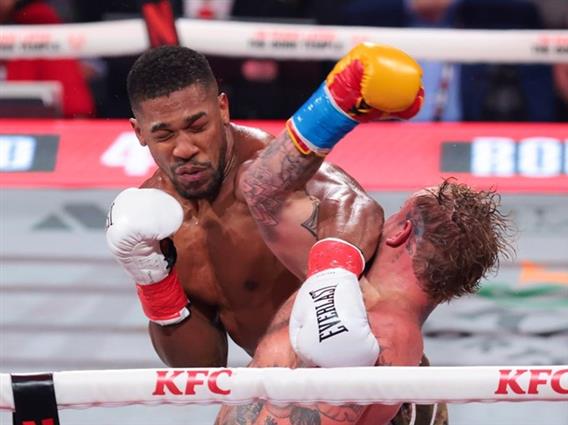 Видео: Џошуа го нокаутира Пол и го испрати во болница