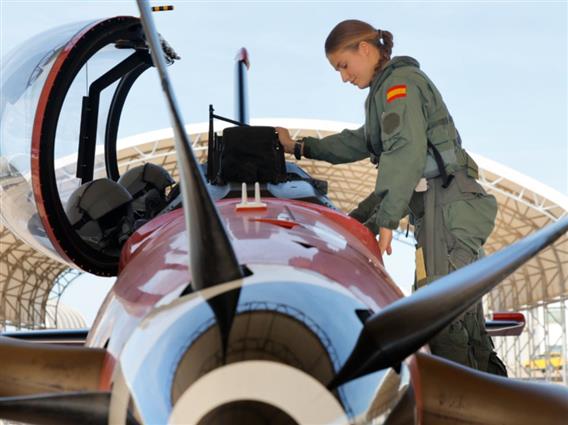 Видео: Принцезата Леонор од Шпанија го направи првиот независен воен лет