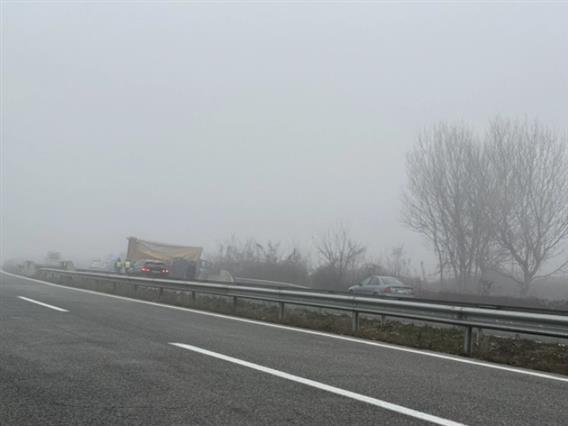 Повреден возач по судир на две товарни возила на автопатот Скопје-Тетово 