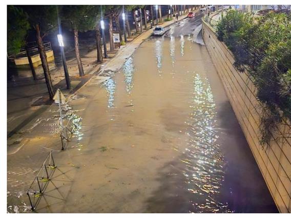 Невреме на југот на Франција: Во тек е евакуација, трамвај заглави во порој (ВИДЕО)