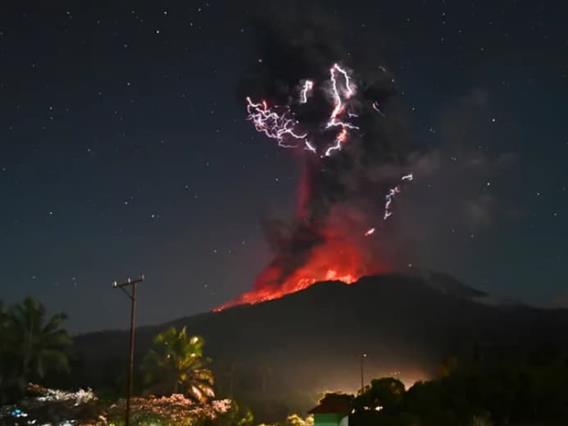 Над 15 милиони луѓе во Индонезија живеат во страв од ерупција на вулкан- во земјата има 127 активни (ВИДЕО) 