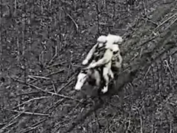 Руски војници на коњи јуришаат на Украинците 