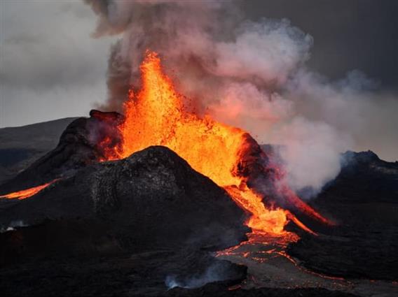 Вулкан на Хаваи исфрла лава и до 380 метри во височина (ВИДЕО)